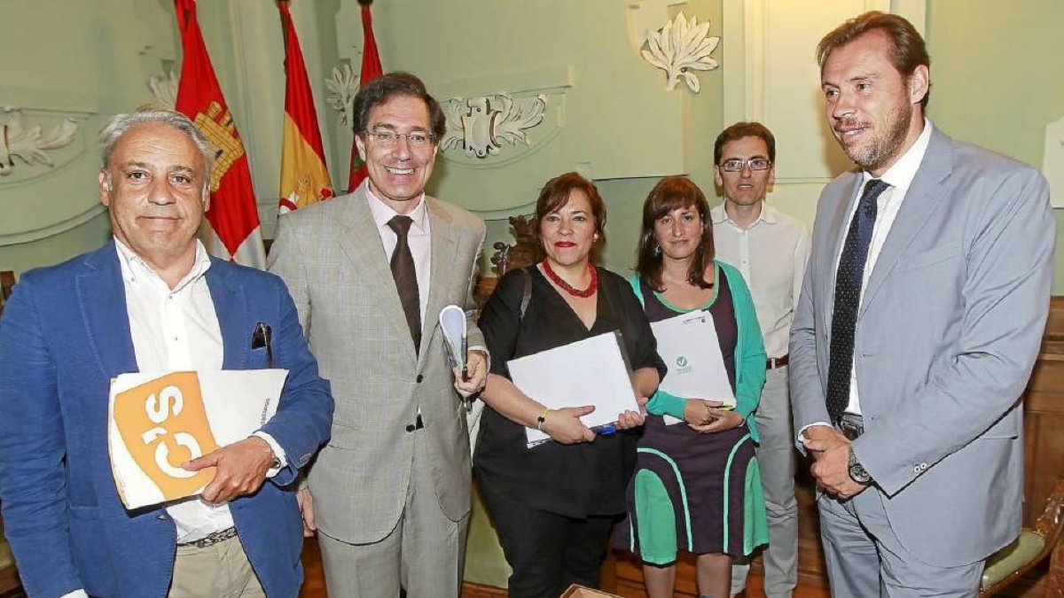 Así de sonrientes posaron los portavoces de los cinco grupos municipales con el alcalde tras el primer pleno celebrado por la nueva Corporación. Un buen clima para empezar y declaraciones de buenos propósitos que habrá que ver por cuánto tiempo se mantien-J. M. Lostau
