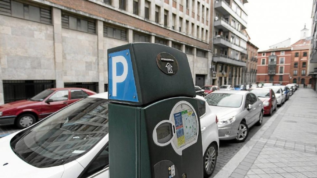 Parquímetro en una calle de estacionamiento regulado por la ORA.-M. A. SANTOS