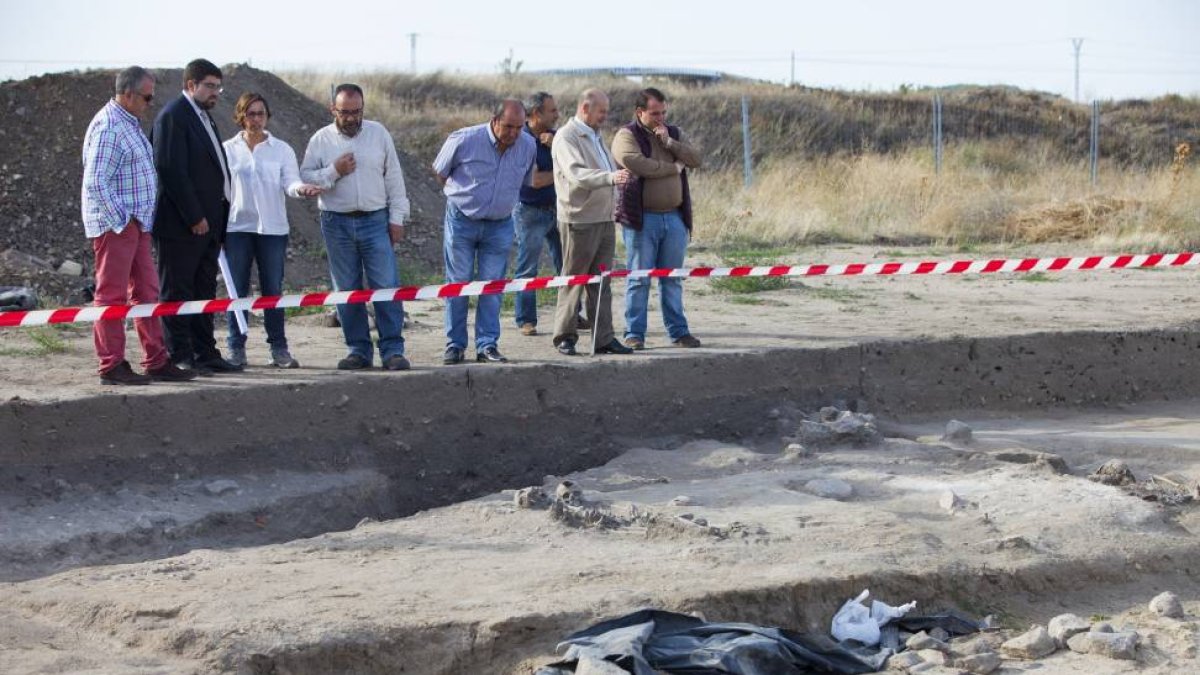 El presidente de la Diputación de Ávila, Jesús Manuel Sánchez Cabrera, visita las excavaciones arqueológicas de villa romana de San Pedro del Arroyo-Ical