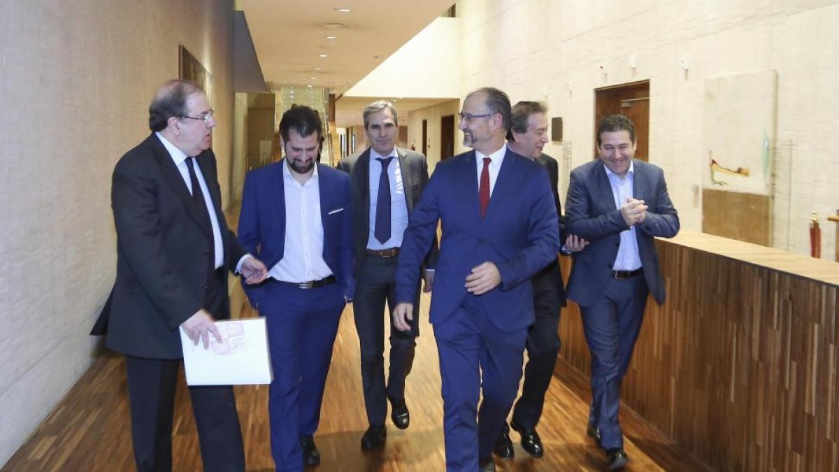 Herrera y los portavoces Tudanca, Sanz Vitorio, Fuentes, el vicepresidente De Santiago Juárez, y el portavoz Luis Mariano Santos, tras la reunión.-ICAL