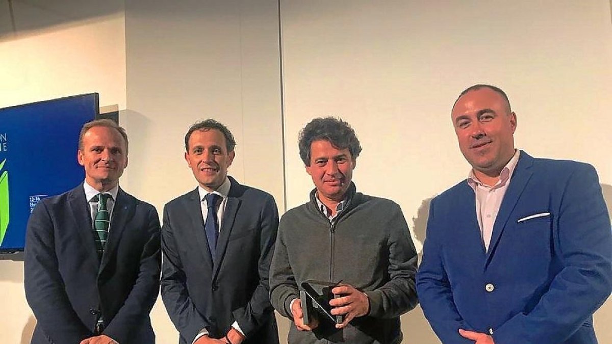 El alcalde Conrado Íscar y el arquitecto, en el centro, con el premio.-E. M.