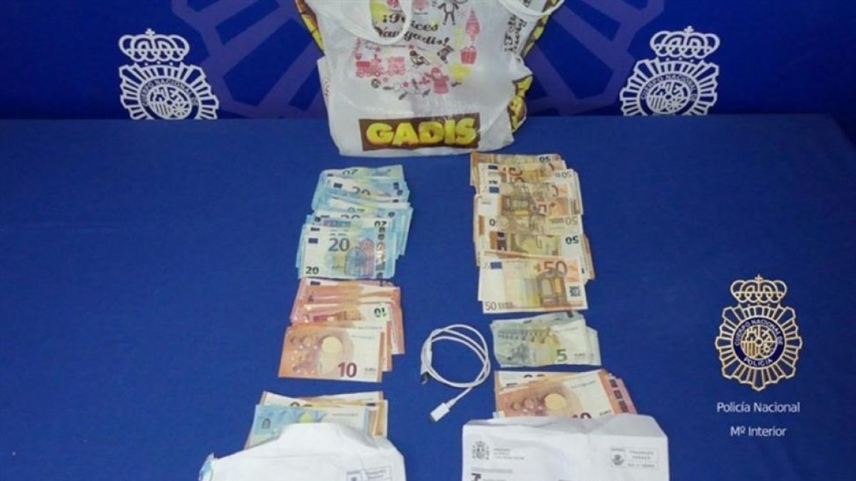 Dinero incautado oculto en la ropa del hombre.-EUROPA PRESS