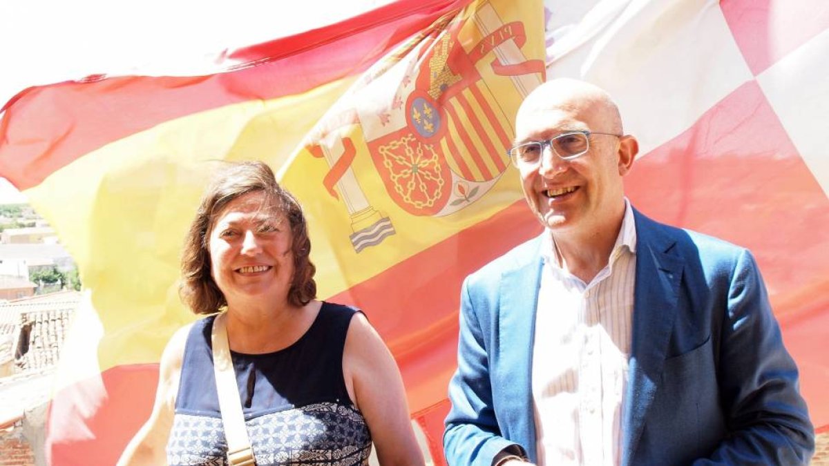 El presidente de la Diputación de Valladolid, Jesús Julio Carnero, visita la localidad de Mucientes junto a su alcaldesa, Emiliana Centeno Escudero, en su primer viaje institucional desde que tomó posesión de su cargo-Ical