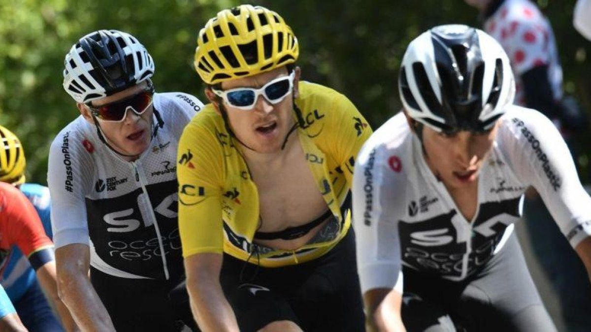 Egan Bernal protege a sus jefes de filas en Sky, Geraint Thomas y Chris Froome, en la dura subida de Alpe dHuez.-AFP / JEFF PACHOUD
