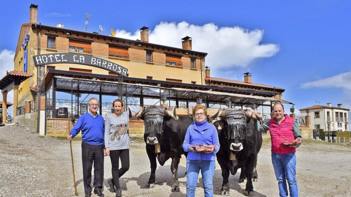 Miguel Ángel y Marta (de pie), junto a Mari Carmen y Ángel, y una yunta de vacas de la raza Serrana Negra.-ARGICOMUNICACIÓN
