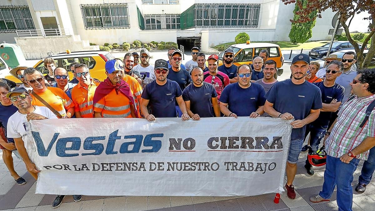 Los empleados en la manifestación de ayer en Valladolid, mientras en León continúa el campamento.-J.M. LOSTAU