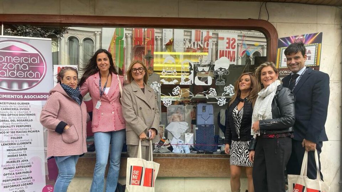 Representantes de los colectivos participantes en un comercio de la Zona Calderón. / FECOSVA