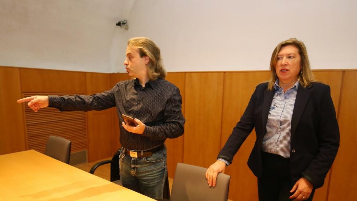 La concejala de Cultura y Turismo de Ponferrada, María Antonia Gancedo, junto al presidente de la Asociación de recreación histórica Caballeros de Ulver, Gonzalo González, durante la presentación del evento 'La revuelta Irmandiña en el Bierzo'.-ICAL
