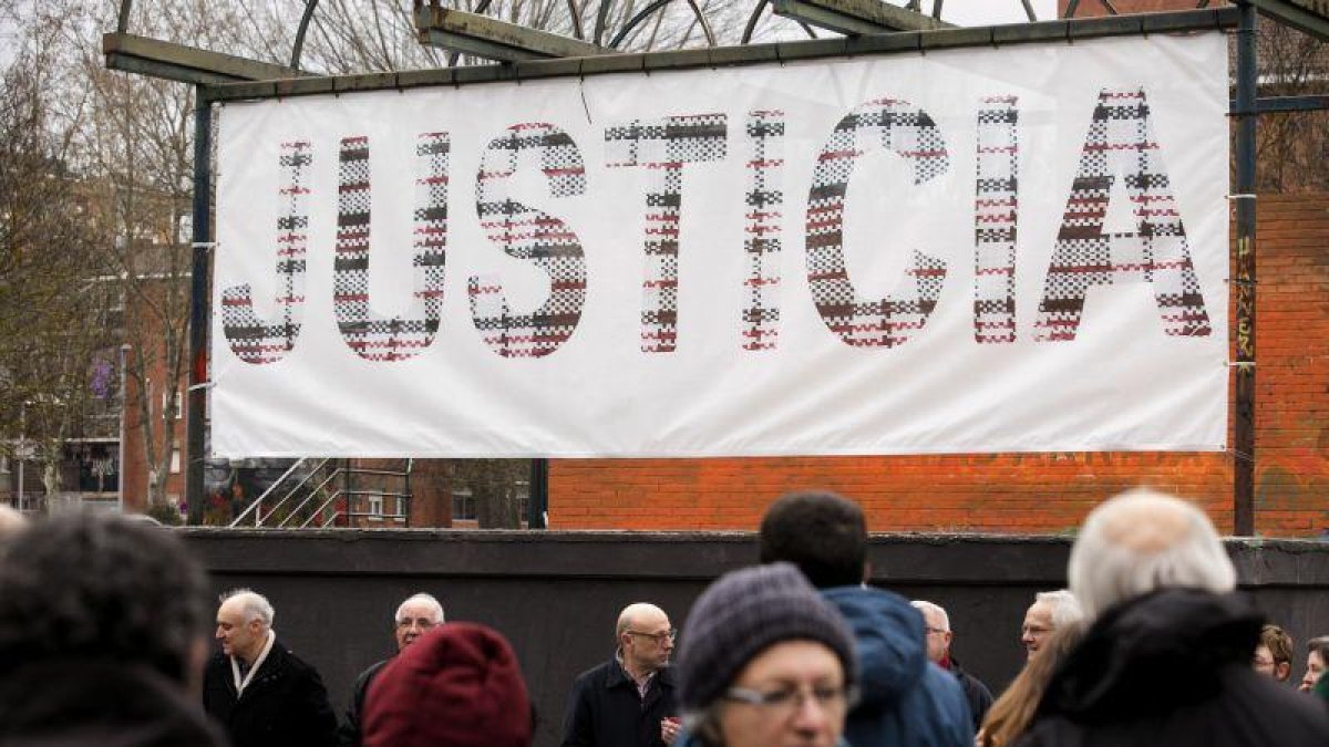 Familiares de las víctimas de los sucesos ocurridos en Vitoria en marzo de 1976 ante un mural integrante del Memorial que hoy ha presentado la Asociación de Víctimas del 3 de marzo para reclamar verdad, justicia y reparación, en el 40 aniversario de los h-EFE
