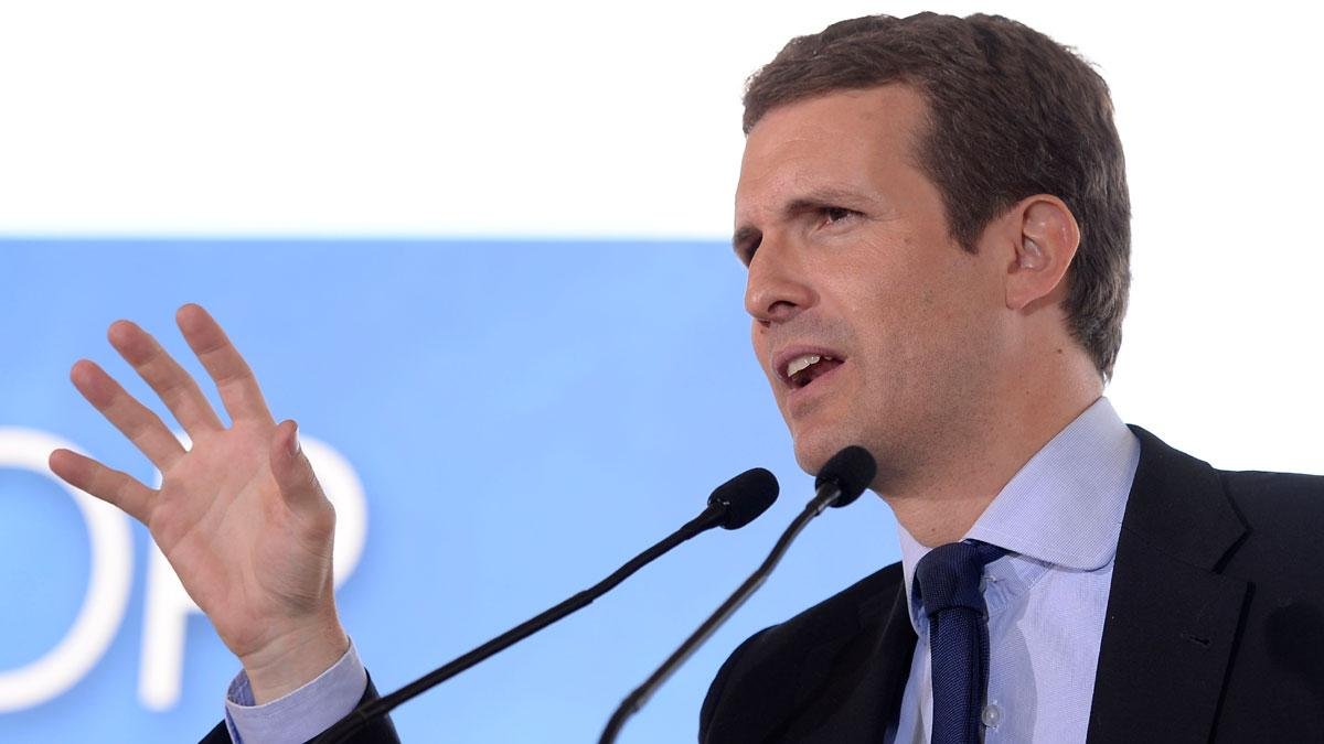 Casado ha acusado hoy a Pedro Sánchez, de preferir las manos manchadas de sangre que las manos pintadas de blanco, en referencia al apoyo que considera que ha buscado de EH Bildu para aprobar los últimos decretos del Gobierno.-EFE