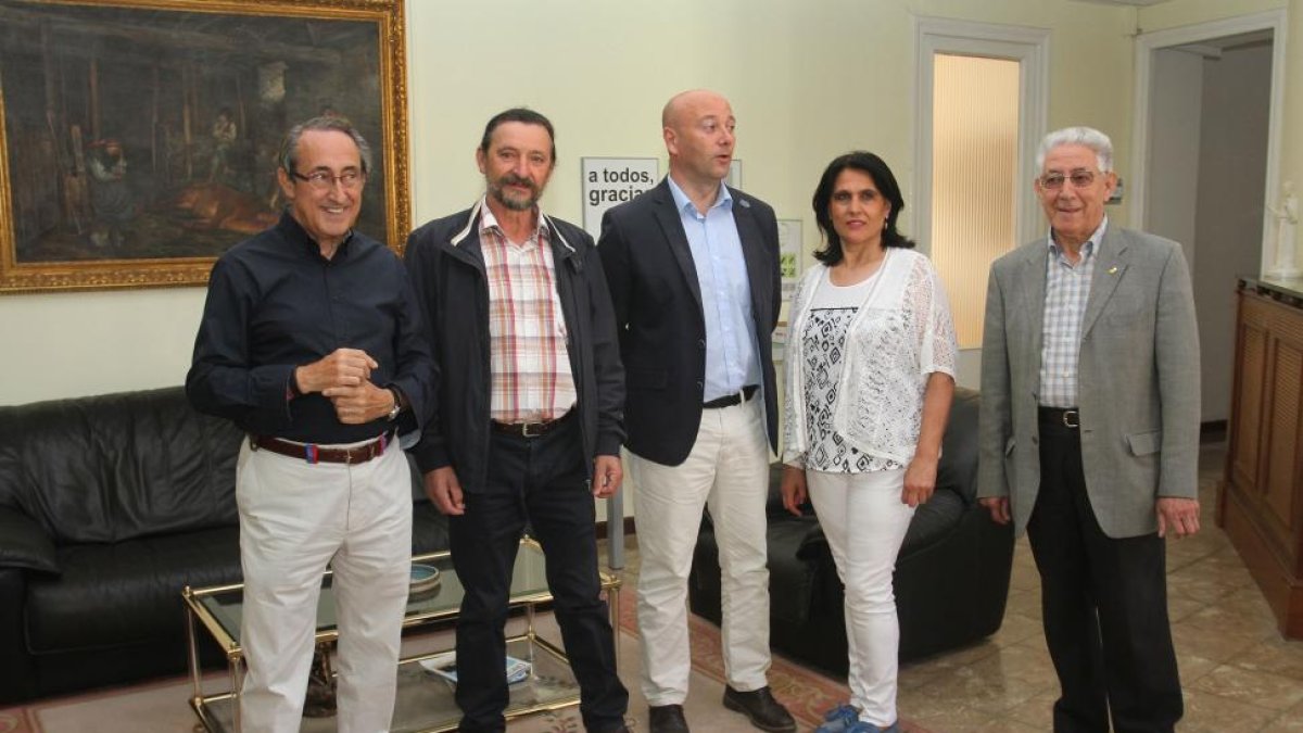 Imagen de la firma de los convenios de colaboración.-ICAL