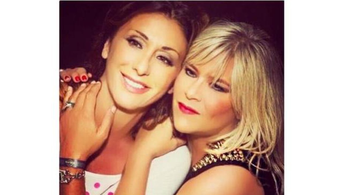 Las cantantes Sabrina Salerno y Samantha Fox en una imagen actual que ha tuiteado Sabrina el 8 de enero del 2016.-TWITTER