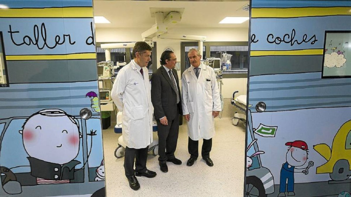 El gerente del Clínico, José María Eiros, el de Sacyl, Eduardo García Prieto y el jefe de Pediatría del Hospital, Francisco Javier Álvarez Guisasola, en las Urgencias pediátricas-Pablo Requejo
