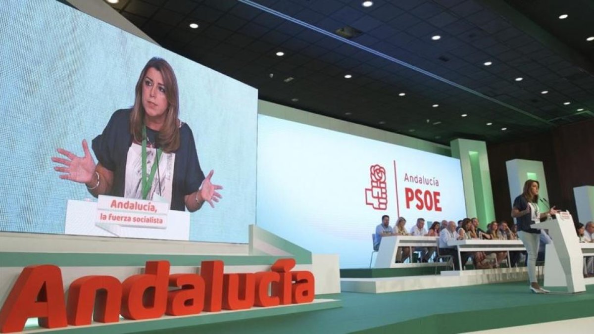 Susana Díaz interviene en el último congreso del PSOE-A-EFE / JULIO MUNOZ