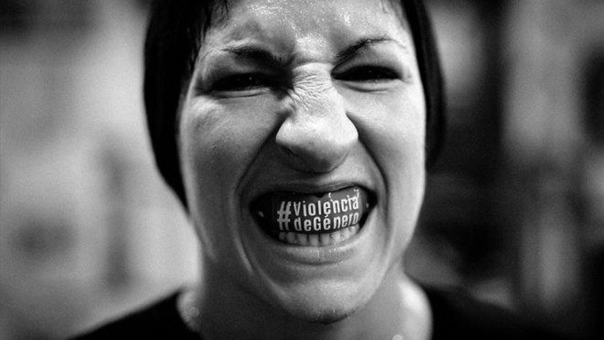 Miriam Gutiérrez muestra el protector dental con un mensaje claro.-