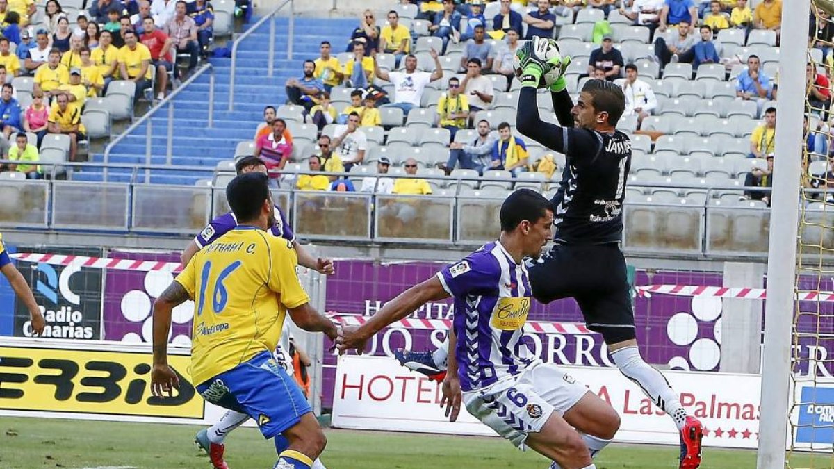 Javi Varas atrapa el balón ante la presencia de Aythami.-Quique Curbelo