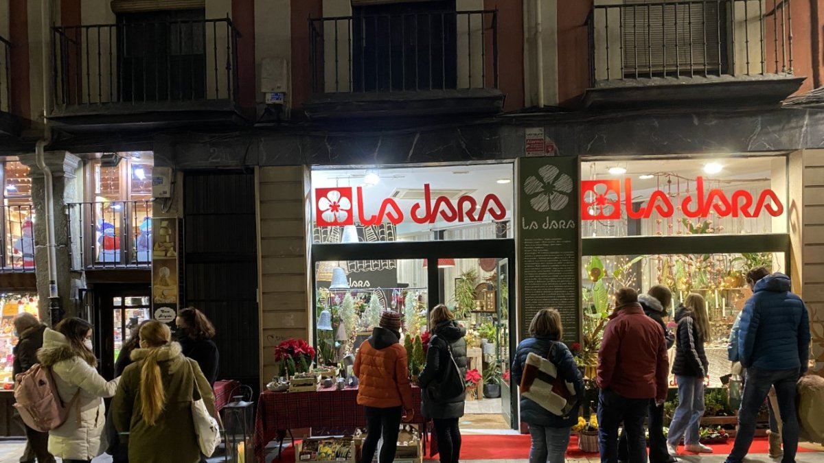 Avadeco pide más horas de alumbrado para los escaparates. E.M.