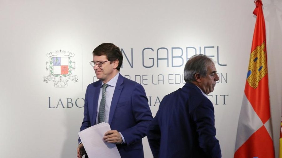Alfonso Fernández Mañueco y Graciano Palomo, en el curso de Aranda.-ICAL