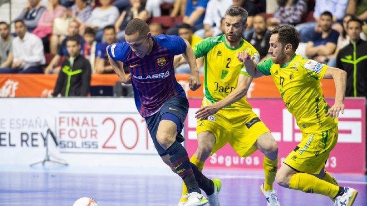 Ferrao intenta escaparse de dos rivales en la final de la Copa del Rey.-FCB