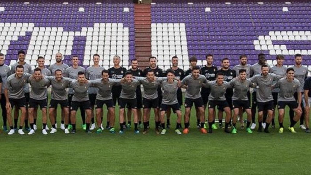 Foto de familia de los jugadores del Real Valladolid.-REAL VALLADOLID