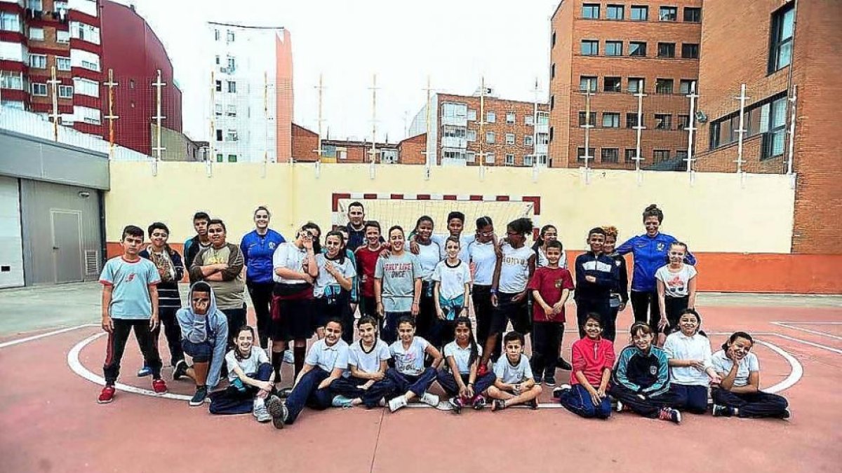 Foto de familia de los alumnos del MaríaMicaela con los tres integrantes delHand Vall.-ELMUNDO