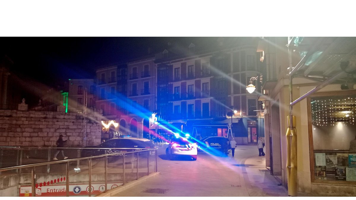 La Policía Nacional el pasado viernes, en el día de los hechos, en la plaza de Portugalete. E.M.
