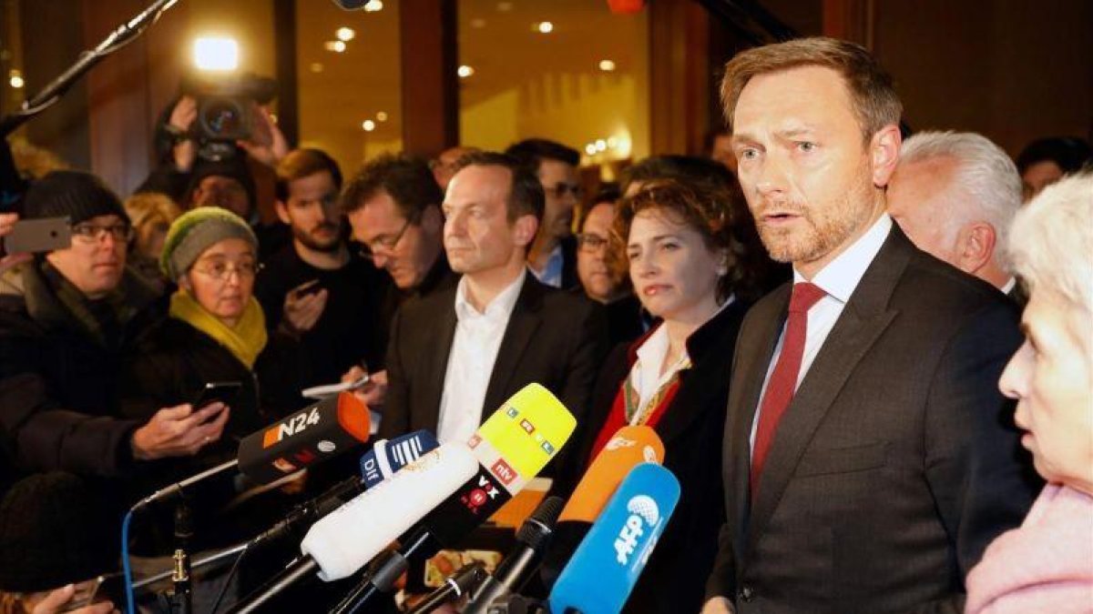 El líder de los liberales, Christian Lindner, hace declaraciones a la prensa tras la ruptura de las negociaciones para formar un nuevo Gobierno.-AFP / ODD ANDERSEN
