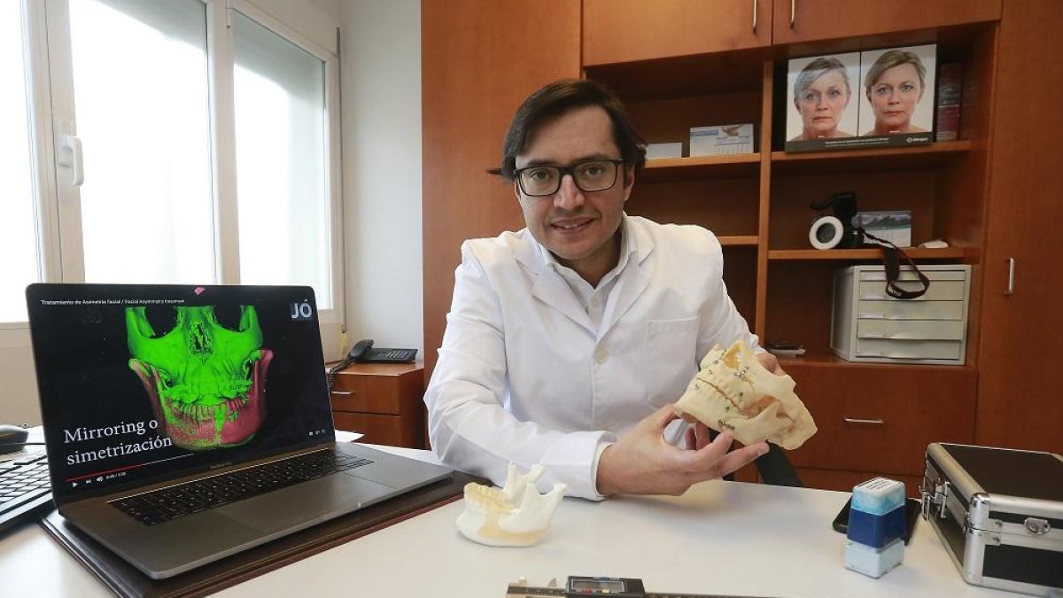 Joel Joshi Otero, especialista en cirugía oral y maxilofacial en el Hospital Recoletas Burgos y en el Centro Médico Calzadas.-RAÚL G. OCHOA