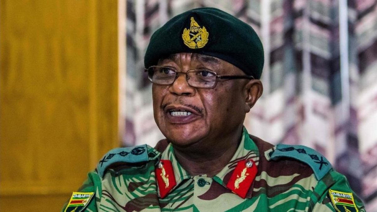 El jefe del Ejército de Zimbabue, el general Constantino Chiwenga.-AFP / JEKESAI NJIKIZANA