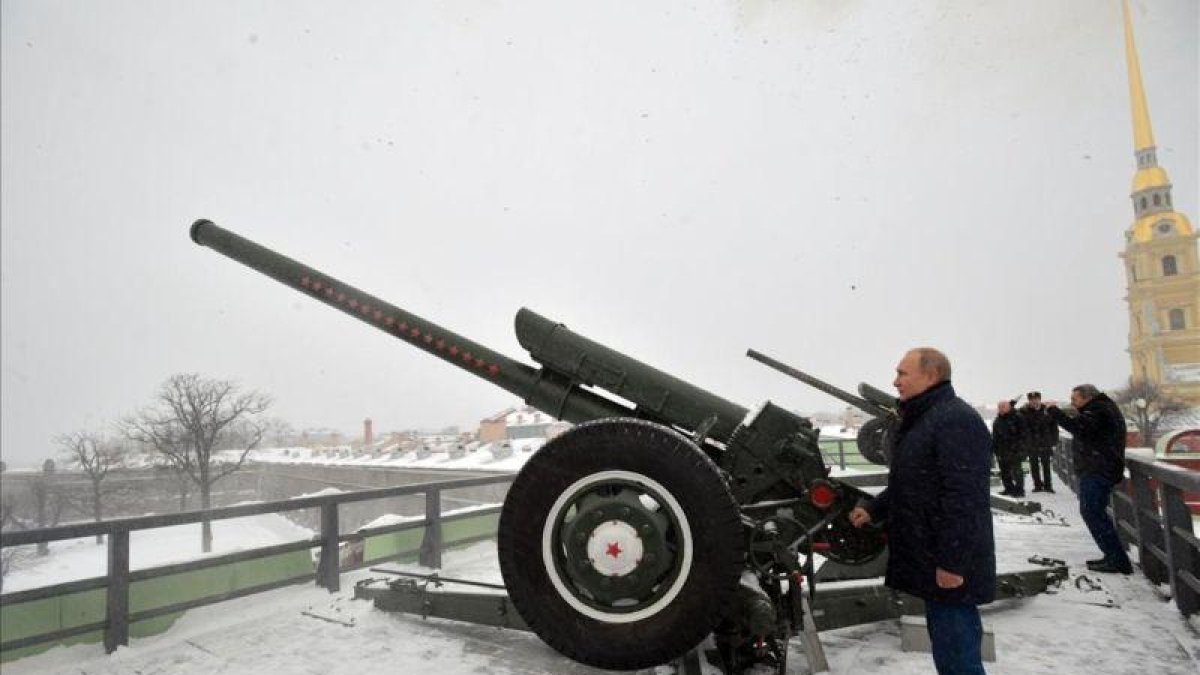 El presidente ruso, Vladimir Putin, inspecciona el arsenal de la fortaleza de Pedro y Pablo, en San Petersburgo.-ALEXEI DRUZIHIN (REUTERS)