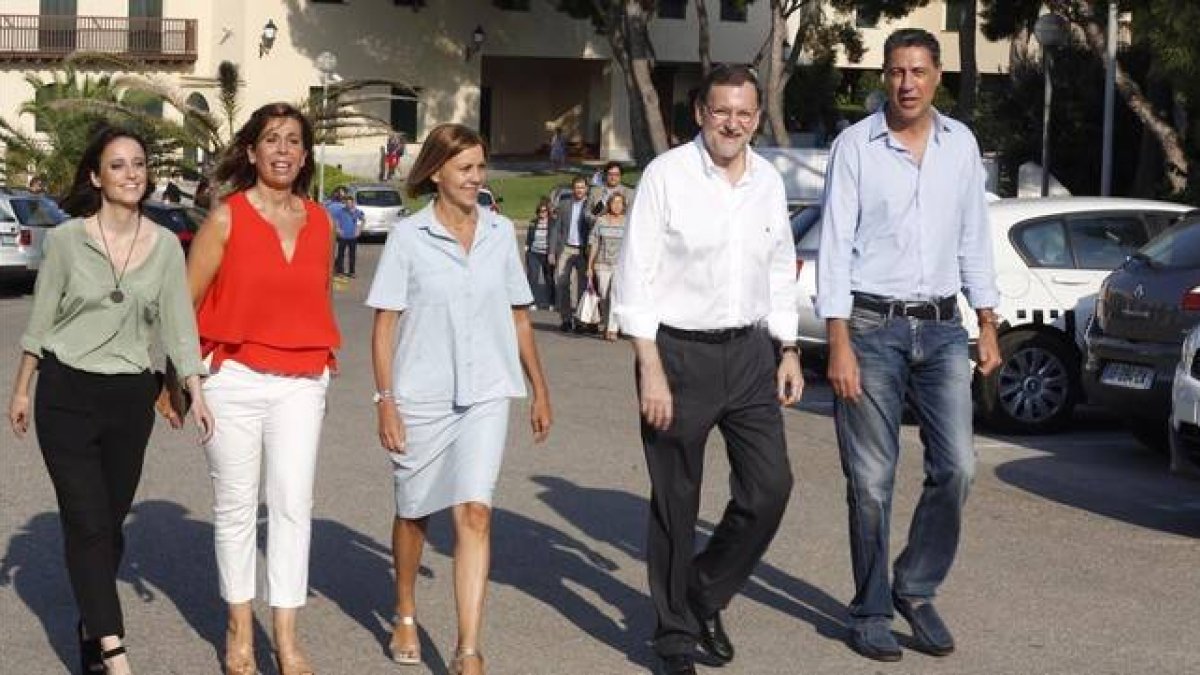 Andrea Levy, Alicia Sánchez-Camacho, María Dolores de Cospedal, Mariano Rajoy y Xavier García Albiol.-Foto: JULIA CARBÓ