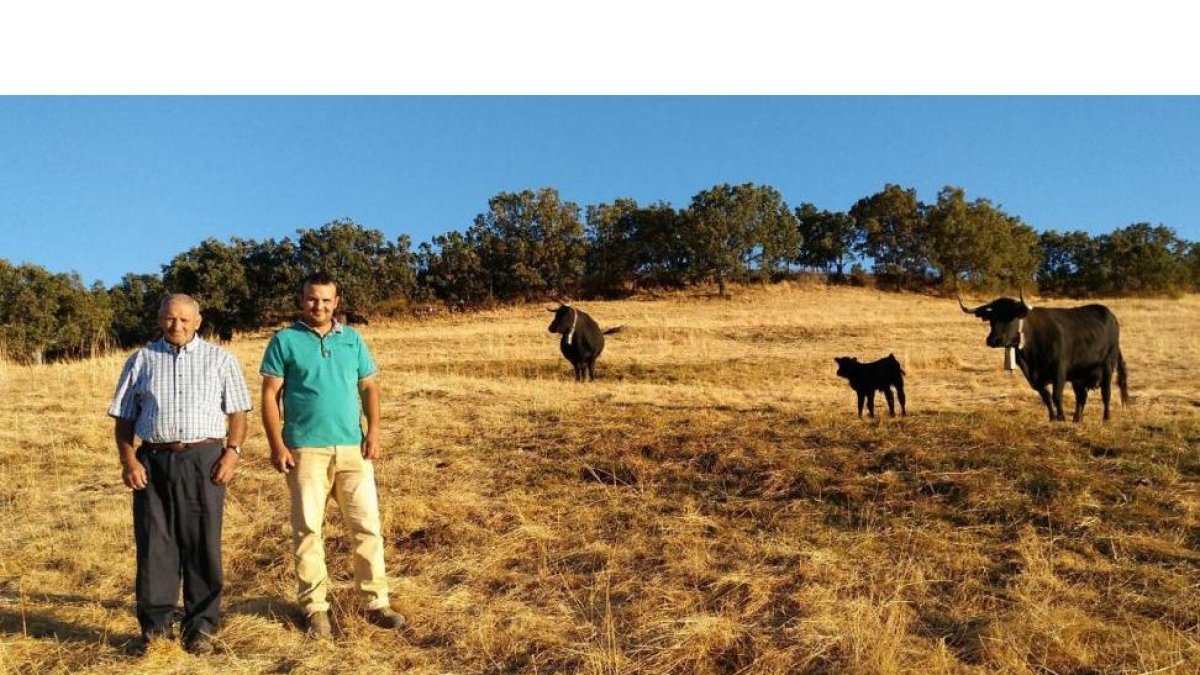 Enrique Jiménez junto a su padre Julián de 74 años, que da nombre a la ganadería.-E.M.
