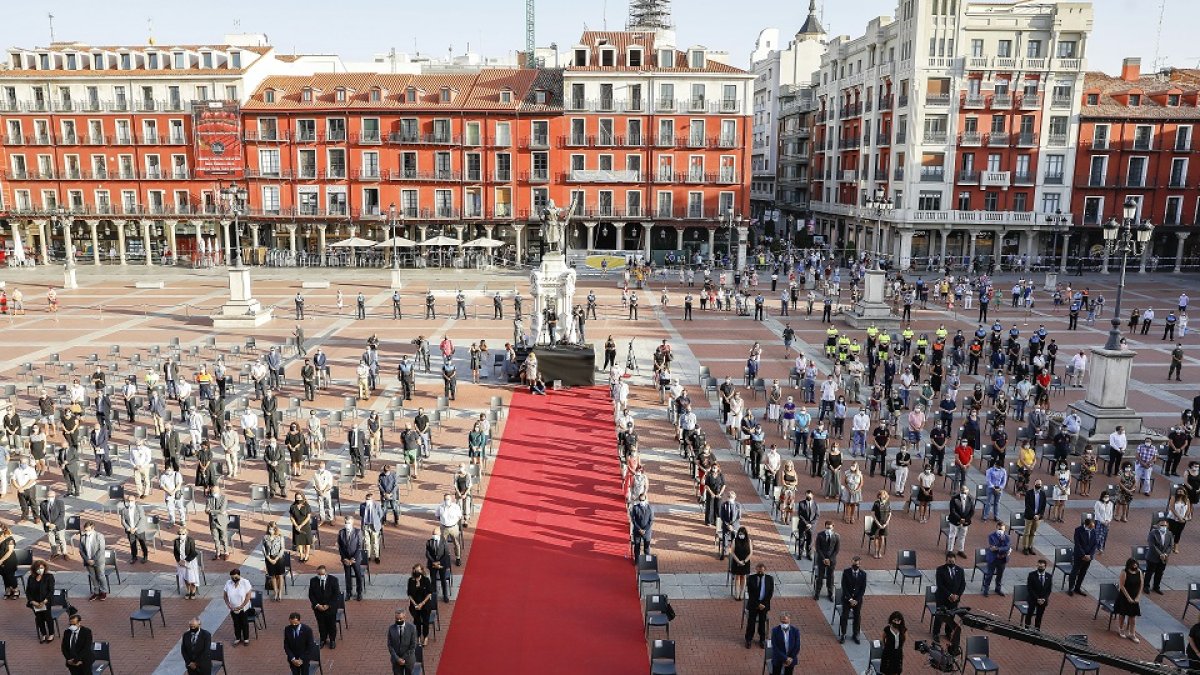 Representantes de colectivos políticos, sociales y empresariales, ayer en el acto homenaje celebrado por la tarde en la Plaza Mayor. REPORTAJE GRÁFICO: J.M. LOSTAU