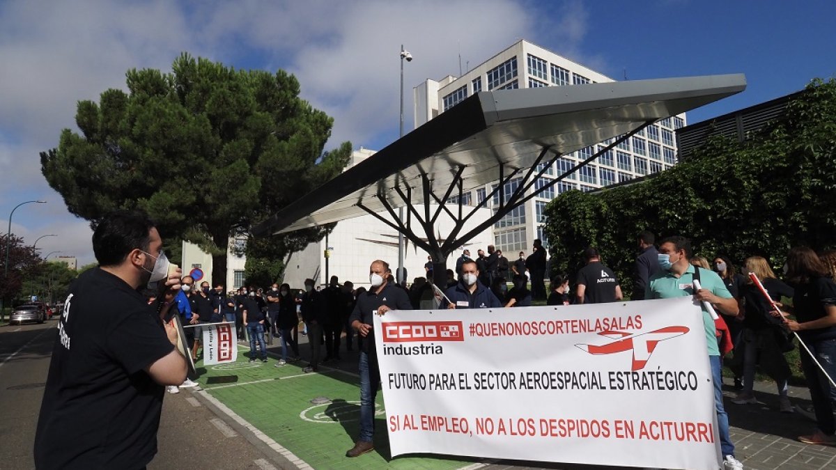 Concentración de trabajadores de Aciturri en la delegación. - Photogenic/Miguel Ángel Santos.