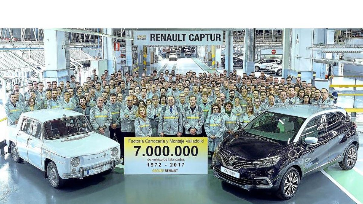 El director y los trabajadores de la fábrica de Renault en Valladolid posan ante el R8 y el Captur siete millones.-E. M.