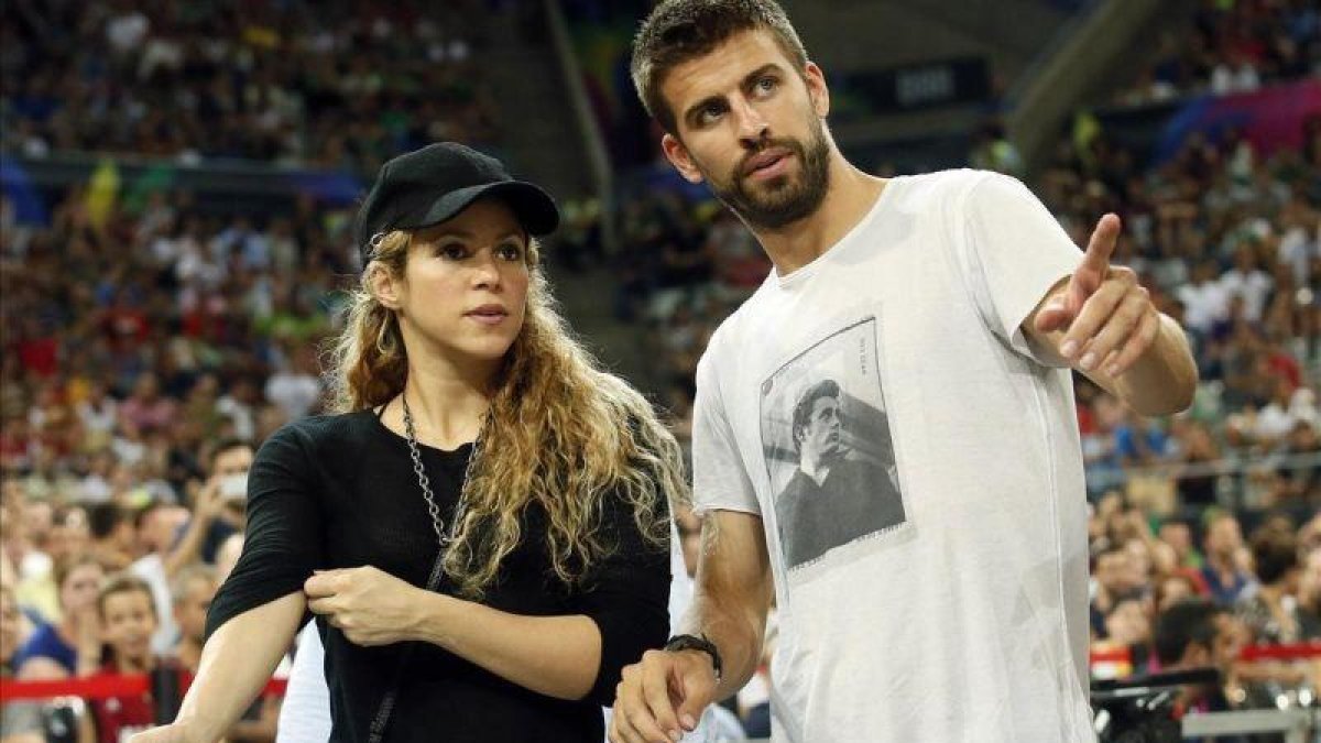 Shakira y Gerard Piqué en un partido de baloncesto.-ALBERT GEA (REUTERS / ARCHIVO)