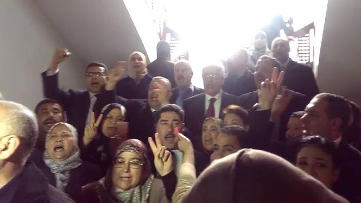 Parlamentarios tunecinos cantan el himno tras el atentado terrorista.-YOUTUBE