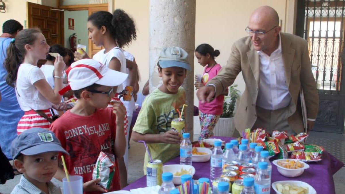 El presidente de la Diputación, Jesús Julio Carnero, conversa con los niños saharauis de acogida del verano de 2015-Ical