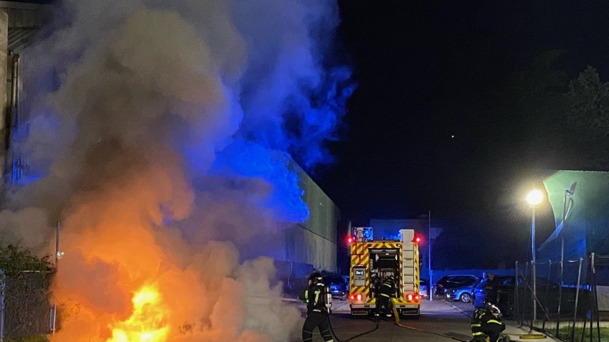 Arde un vehículo junto a Padel10z en Arroyo. / Policía Local