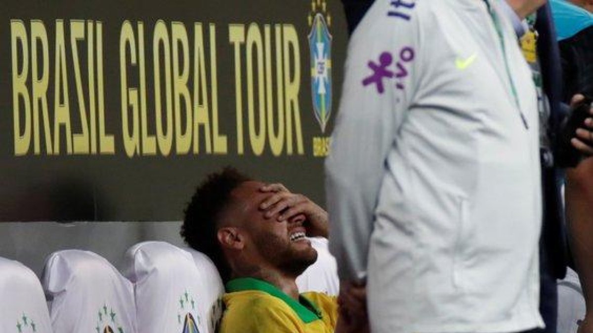 Neymar se retiró lesionado a los 17 minutos del primer tiempo en el amistoso entre su selección contra Qatar.-REUTERS