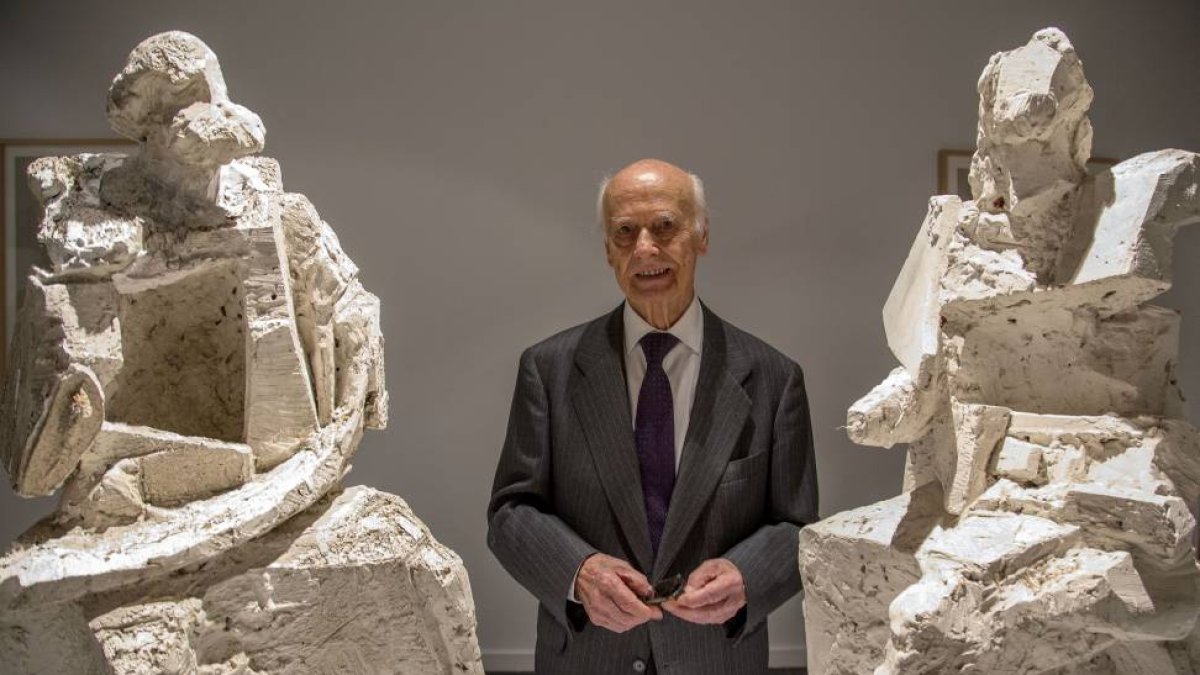 El alcalde de Salamanca, Alfonso Fernández Mañueco, el escultor Venancio Blanco y el director general adjunto del Instituto de Cultura de la Fundación Mapfre, Daniel Restrepo, presentarán la muestra 'Obra religiosa. Venancio Blanco'. En la imagen el autor-ICAL