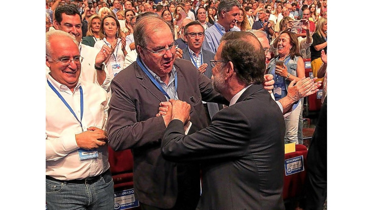 El presidente de la Junta, Juan Vicente Herrera, saluda a Mariano Rajaoy.-ICAL