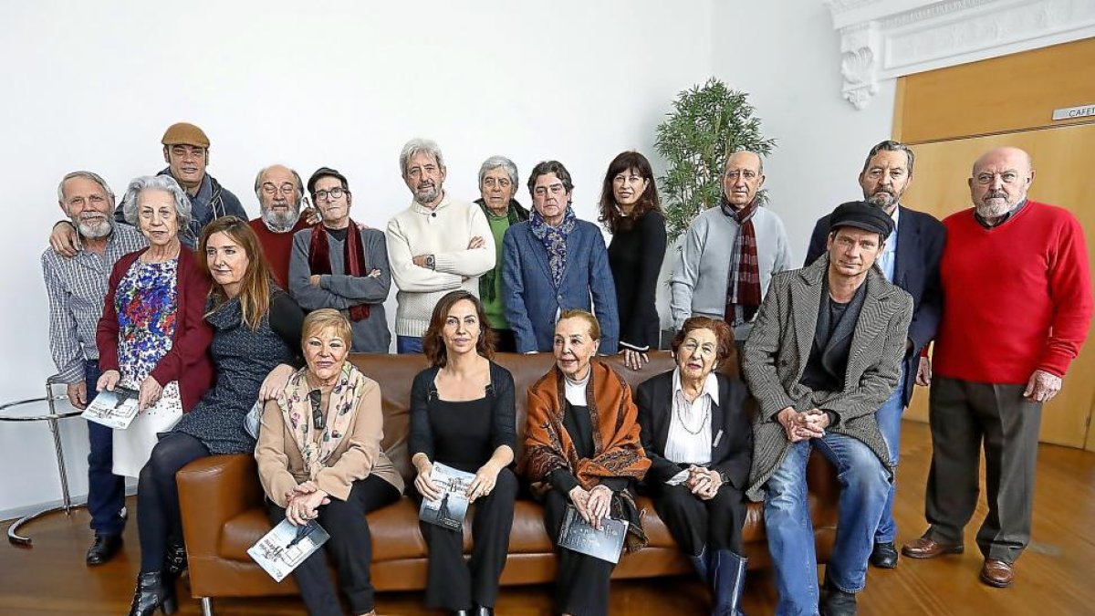 Redondo y Viteri junto a directores, y actores -profesionales y aficionados- que  integran el elenco de  ‘El festin de Babette’, ayer, en el Calderón.-J. M. LOSTAU