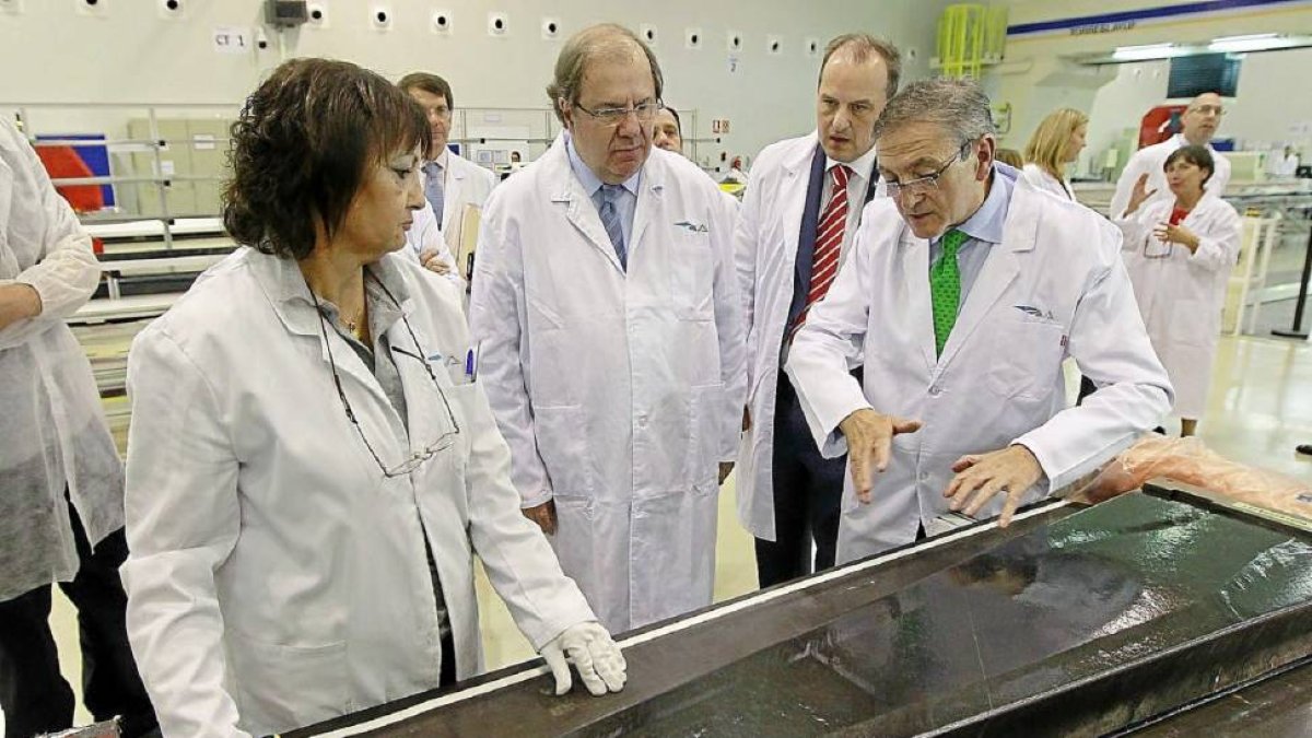 Juan Vicente Herrera durante su vista a la planta de Boecillo de citurri, junto al presidente del grupo, Ginés Clemente (d).-J.M. Lostau