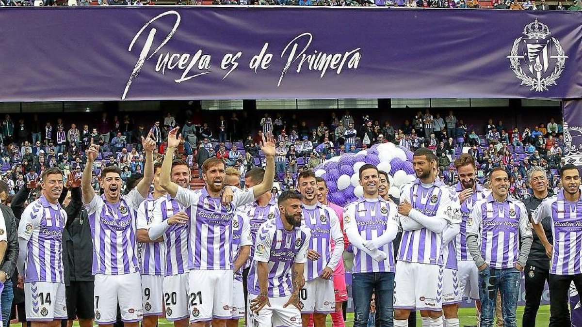 La plantilla blanquivioleta festeja su permanencia, el pasado sábado en Zorrilla.-J.M. LOSTAU