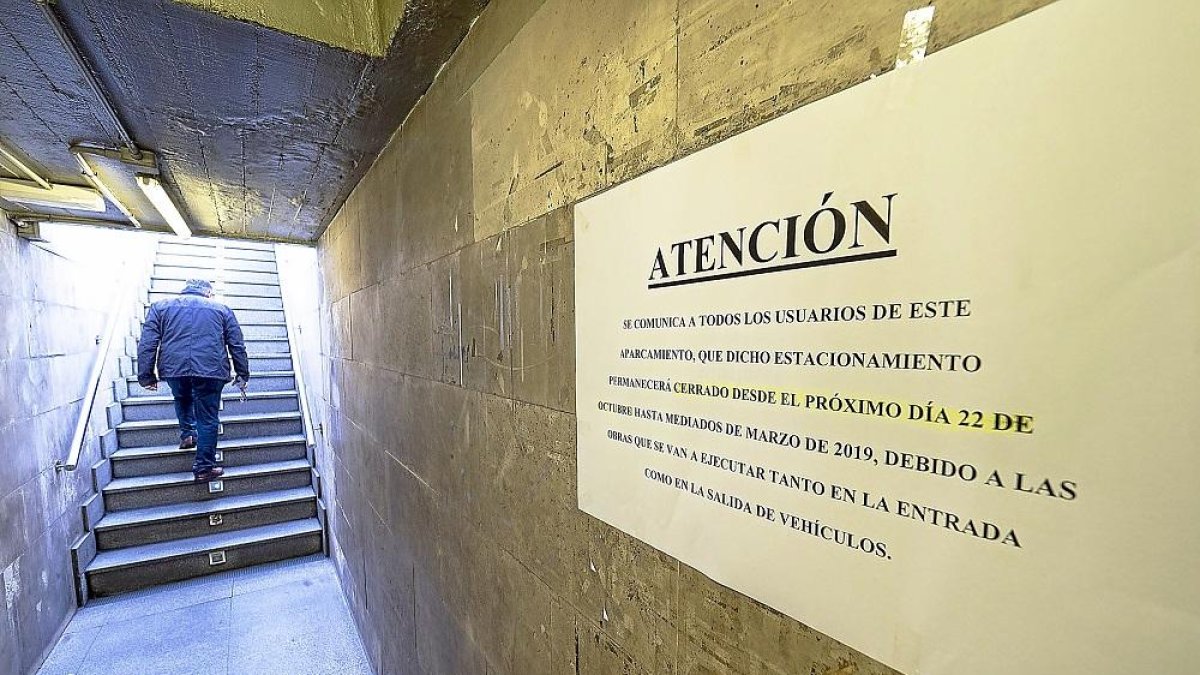Cartel anunciador del cierre del aparcamiento de la plaza Mayor.-PABLO REQUEJO / PHOTOGENIC