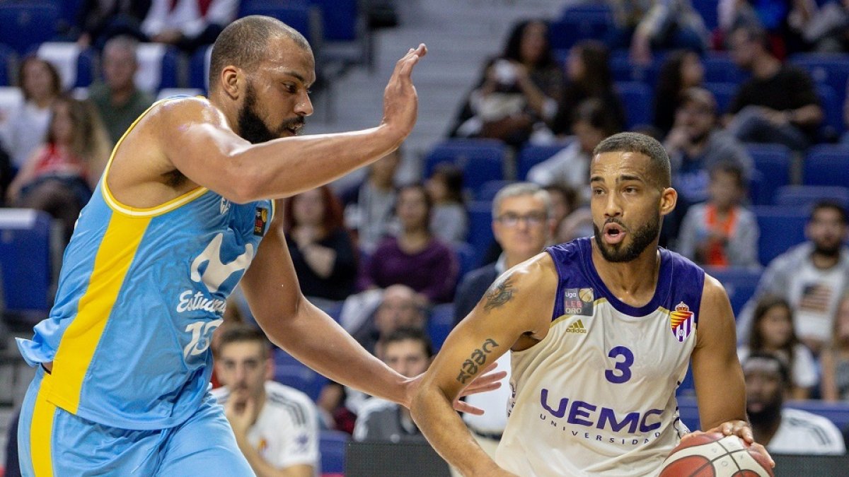 Torres ante Larsen, en la visita del UEMC Real Valladolid al Estudiantes la pasada campaña, / EL MUNDO