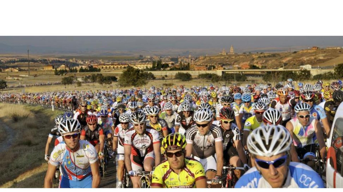 Cientos de ciclistas participan en una ruta cicloturista en Segovia.-ICAL