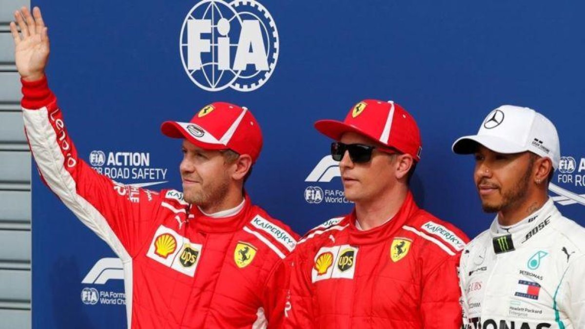 Vettel, Raikkonen, que ha lohrado la pole y Hamilton saludan a los espectadores de Monza.-REUTERS / STEFANO RELLANDINI