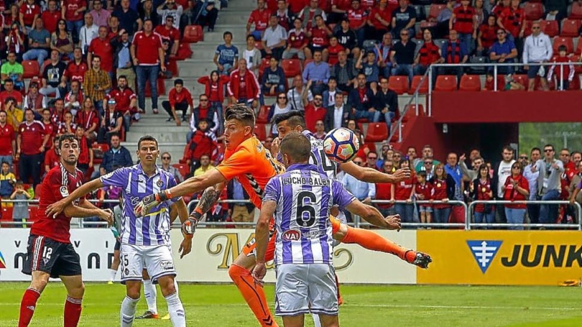 Becerra pifia el despeje y el balón pega en el hombro de Balbi, durante la acción que supuso el empate a dos en el minuto 94-PHOTO-DEPORTE